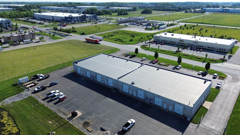 340-370 N Commerce Parkway Dr W, Greenwood, IN à louer - Photo du bâtiment - Image 3 de 3