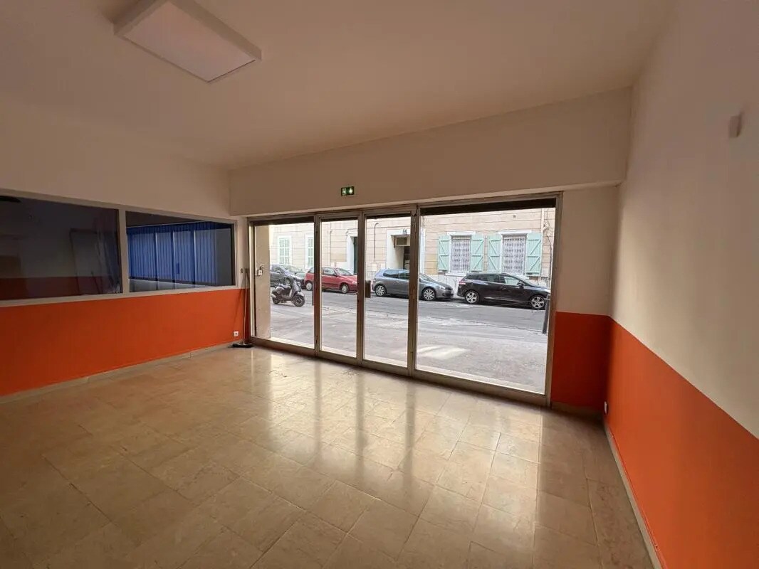Retail in Marseille for lease Interior Photo- Image 1 of 19
