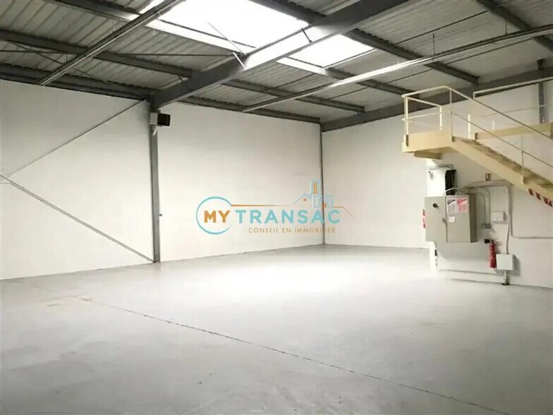 Industrial in Noisiel for lease - Building Photo - Image 1 of 11