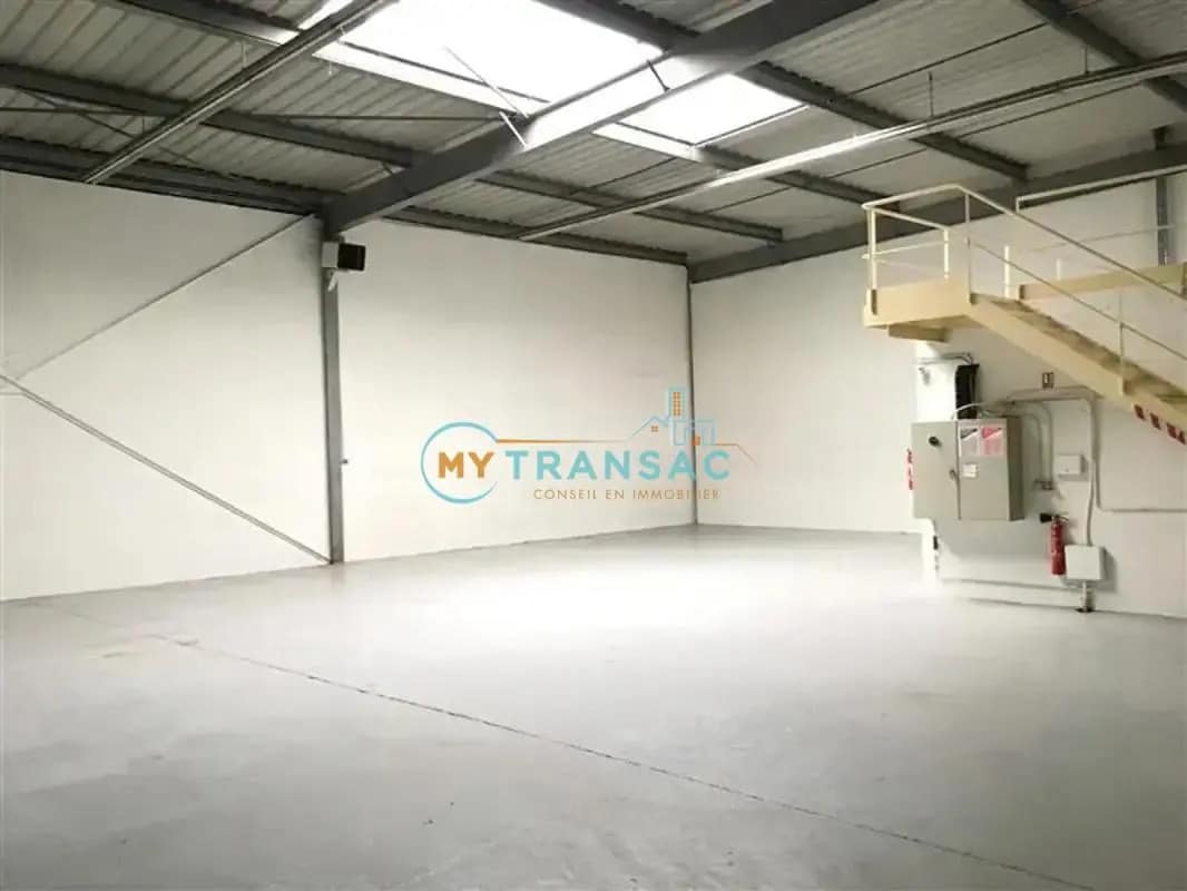 Industrial in Noisiel for lease Building Photo- Image 1 of 12