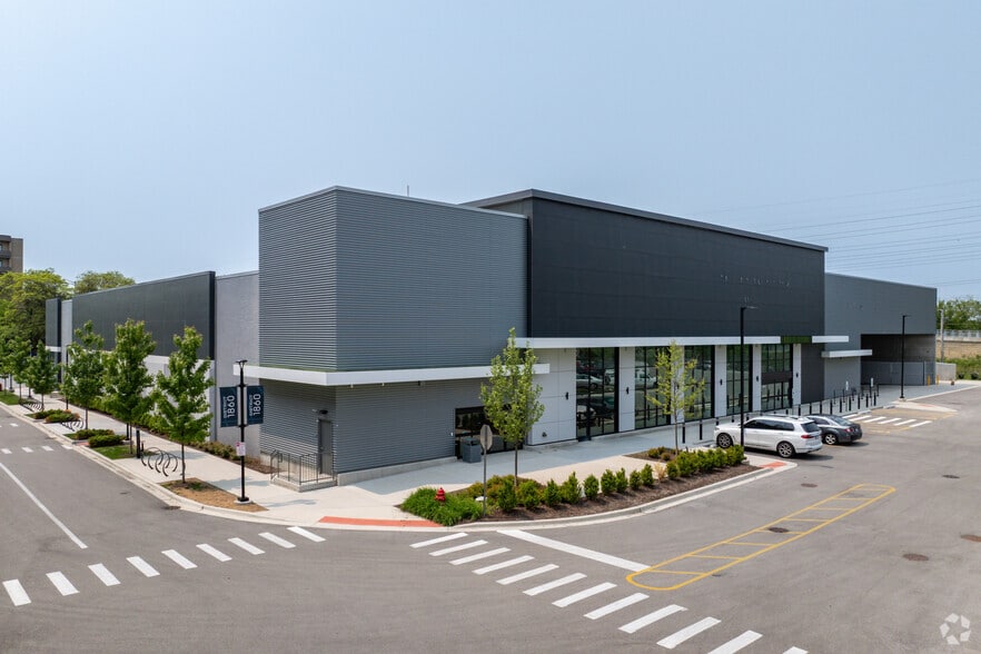 4540 W Touhy Ave, Lincolnwood, IL for lease - Primary Photo - Image 1 of 7
