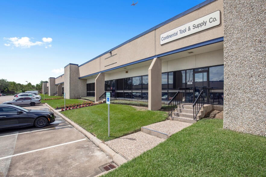 6001-6021 S Loop Fwy E, Houston, TX à louer - Photo du bâtiment - Image 2 de 11