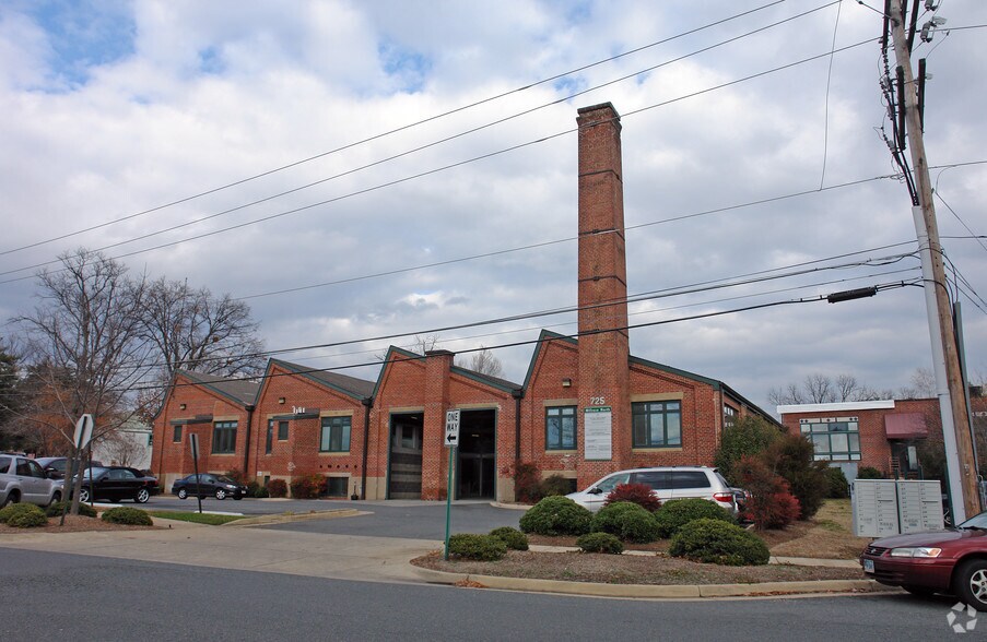 725 Jackson St, Fredericksburg, VA à louer - Photo du bâtiment - Image 2 de 31