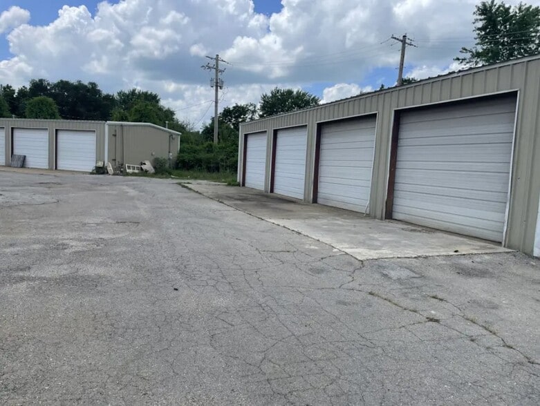 117 S Walnut Ave, Republic, MO for sale - Building Photo - Image 2 of 5