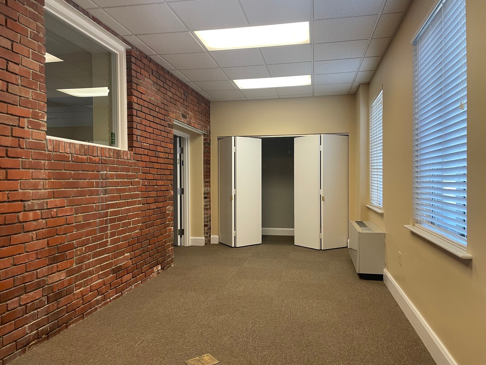 400 W 7th St, Bloomington, IN for lease Interior Photo- Image 1 of 3