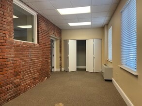 400 W 7th St, Bloomington, IN for lease Interior Photo- Image 1 of 3
