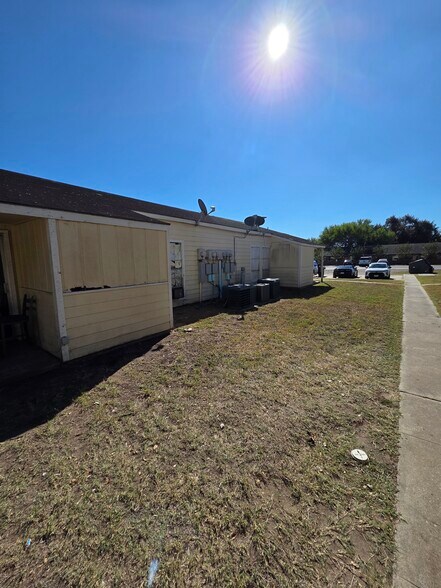 657 W 4th St, Yorktown, TX à vendre - Photo du bâtiment - Image 2 de 25