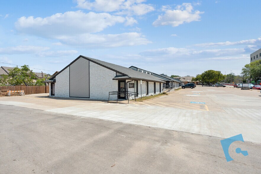 601 Omega Dr, Arlington, TX à louer - Photo du bâtiment - Image 3 de 30