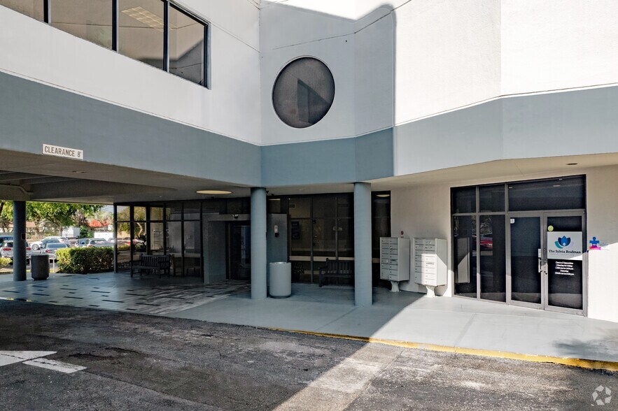 7710 NW 71st Ct, Tamarac, FL à louer - Photo du bâtiment - Image 3 de 15