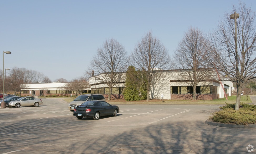 825 Brook St, Rocky Hill, CT à louer - Photo du bâtiment - Image 3 de 12
