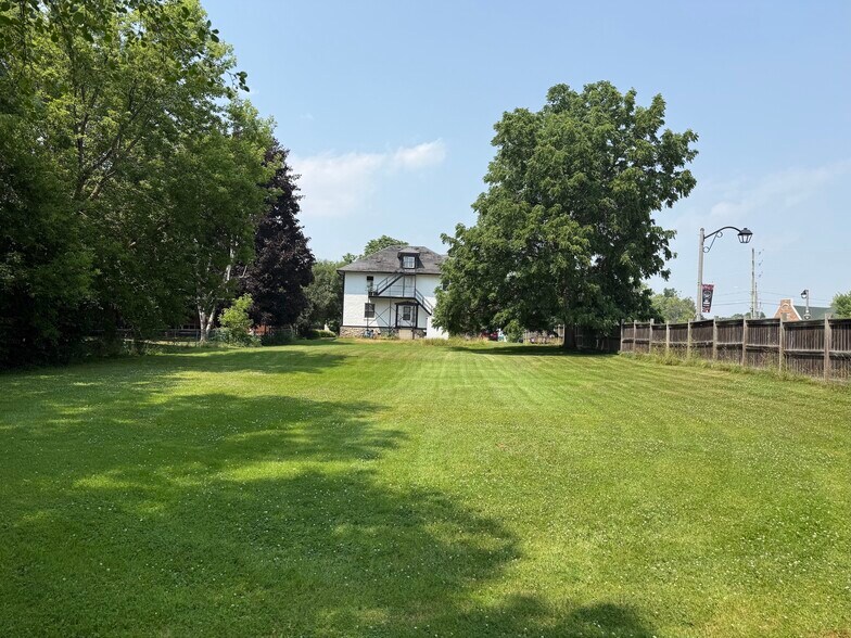 5 Vipond Rd, Whitby, ON à vendre - Photo du bâtiment - Image 3 de 3