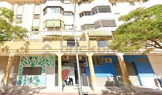 Plus de détails pour Multi-résidentiel à vendre