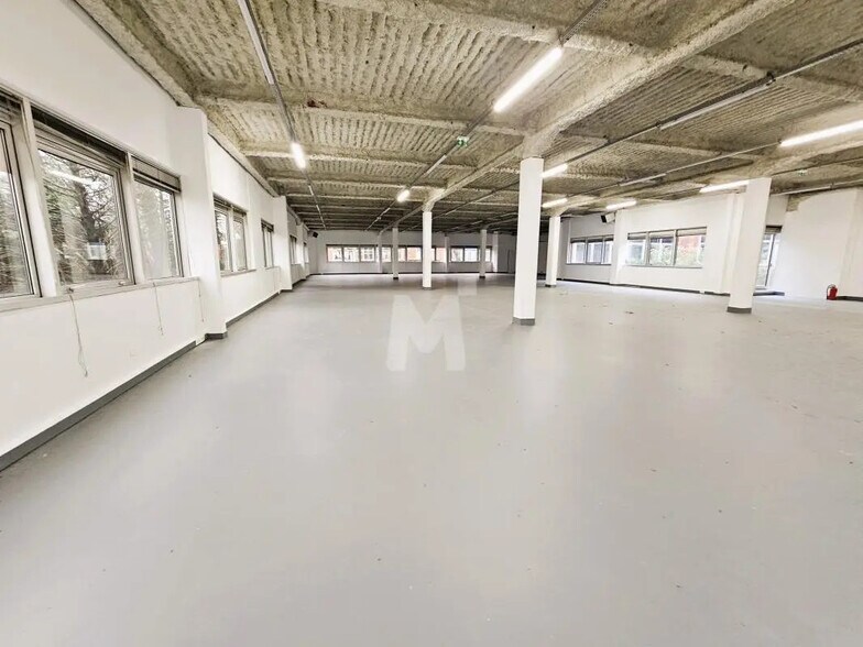 Office in Les Ulis for lease - Interior Photo - Image 2 of 12