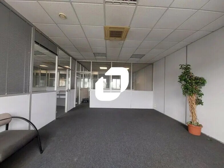 Office in Mauguio for lease - Building Photo - Image 2 of 18