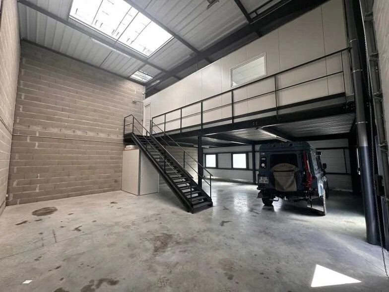 Flex in Genay for lease - Interior Photo - Image 3 of 7