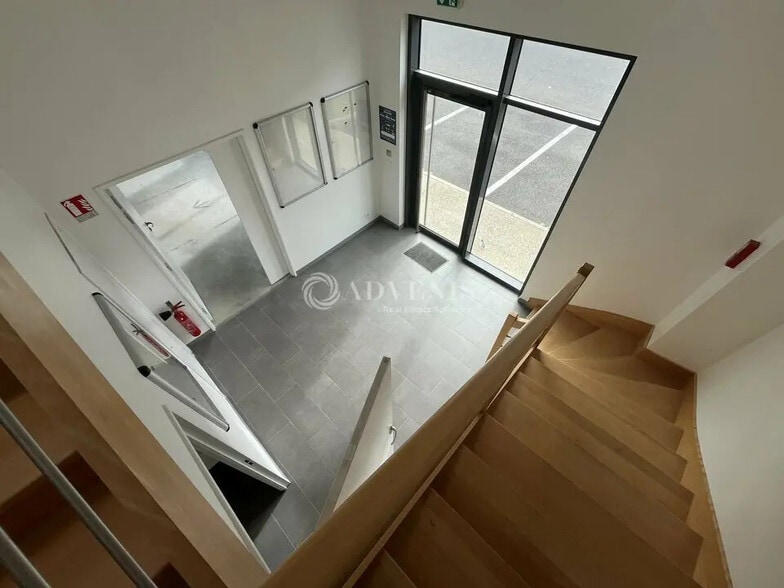 Flex in Lieusaint for lease - Interior Photo - Image 2 of 6