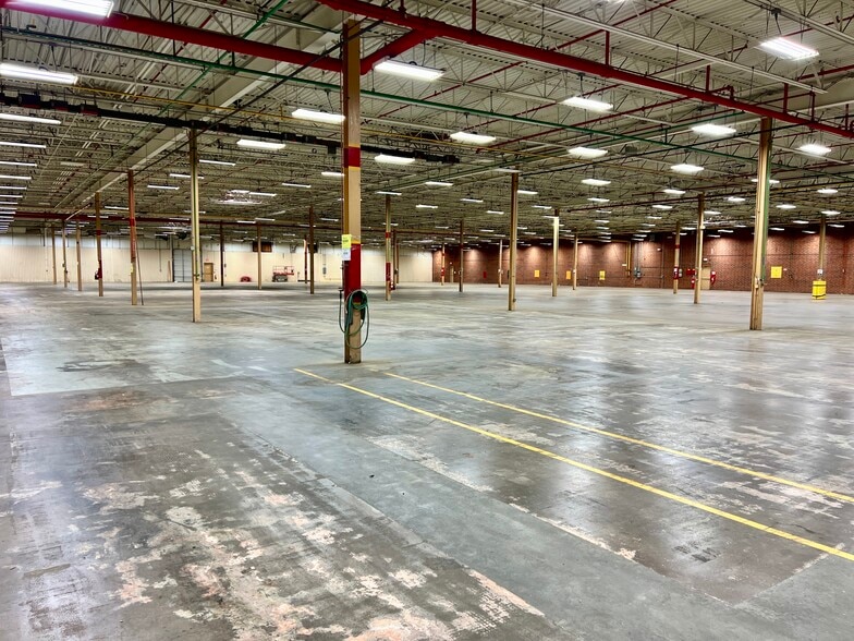 102 E Holly Hill Rd, Thomasville, NC for lease - Interior Photo - Image 1 of 18