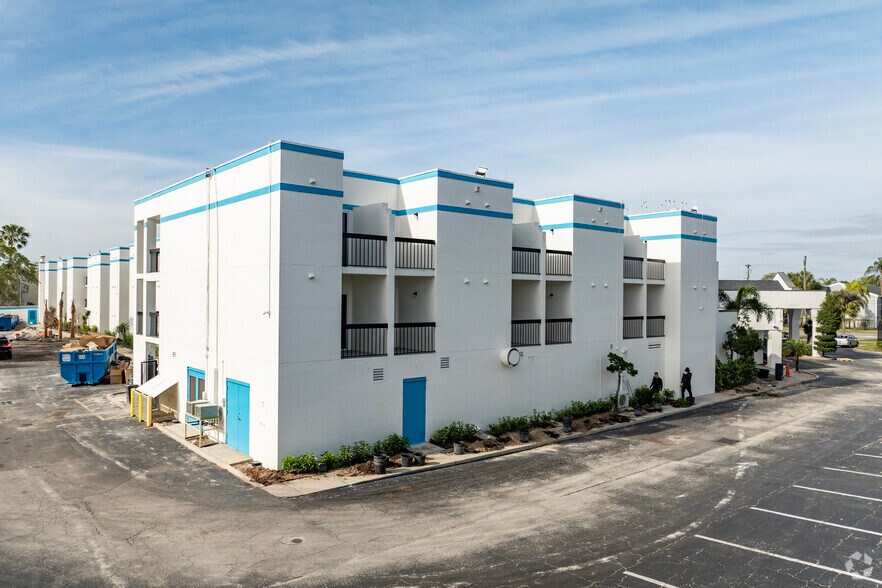 3001 University Center Dr, Tampa, FL à louer - Photo du bâtiment - Image 2 de 13