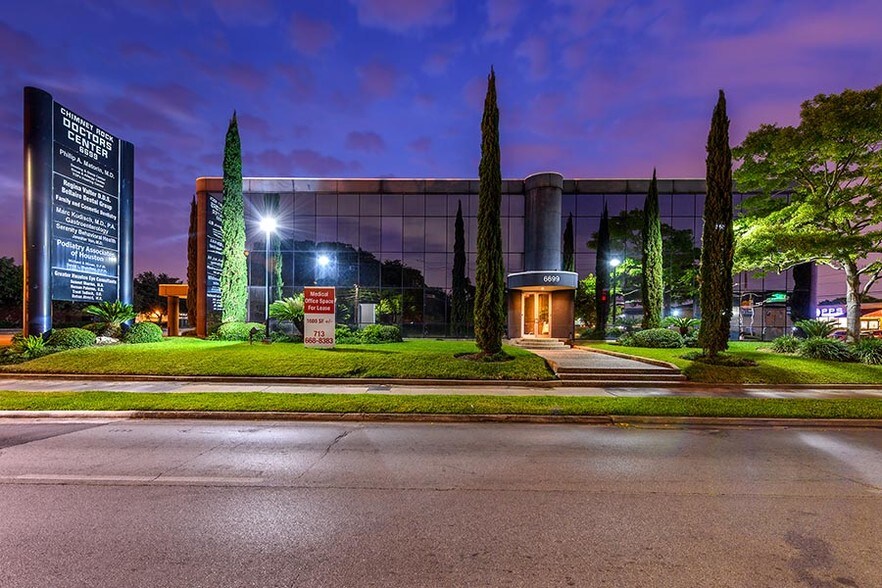 6699 Chimney Rock Rd, Houston, TX à louer - Photo du bâtiment - Image 2 de 6