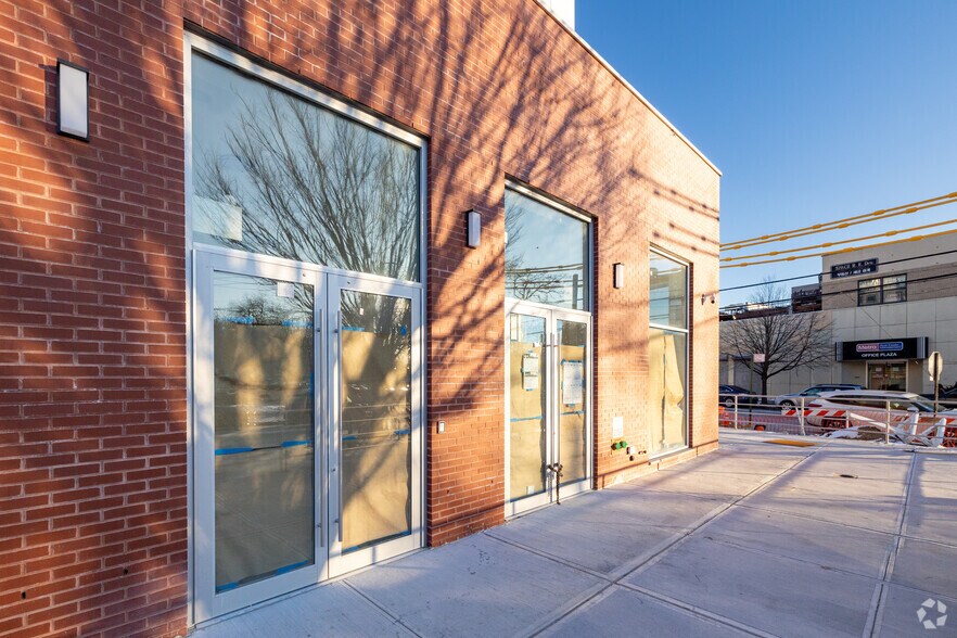 150-23 Barclay Ave, Flushing, NY à louer - Photo du bâtiment - Image 3 de 14