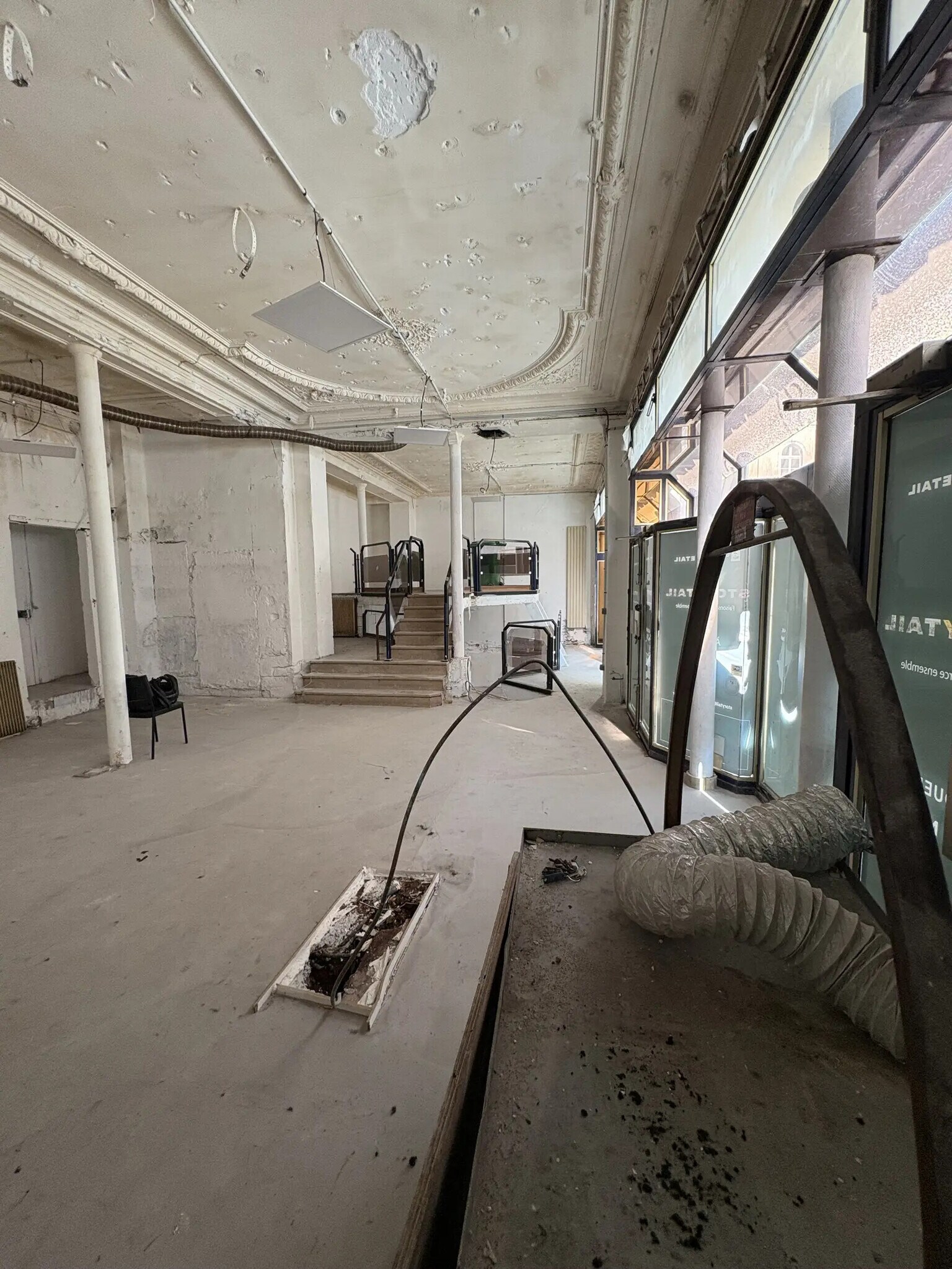 Retail in Paris for lease Interior Photo- Image 1 of 6
