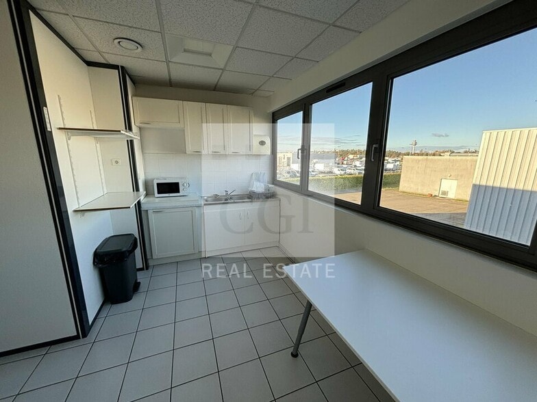 11 Rue Andre Citroen, Genas for lease - Interior Photo - Image 3 of 14