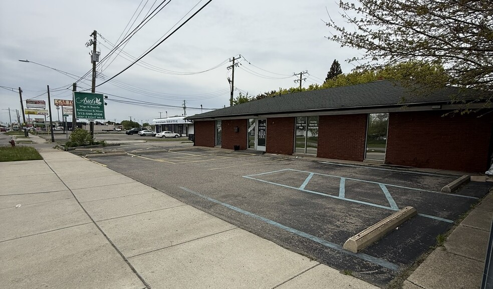 15301 E 8 Mile Rd, Eastpointe, MI for lease - Building Photo - Image 2 of 8