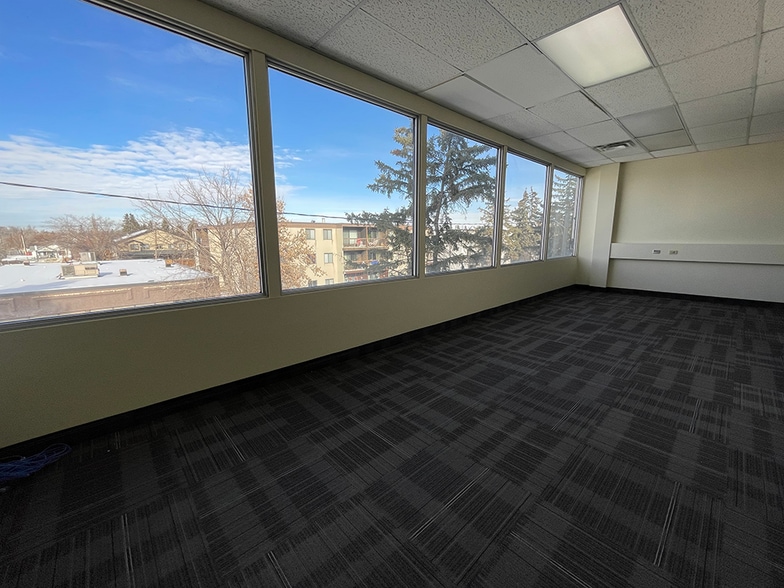 4915 54th St, Red Deer, AB for sale - Interior Photo - Image 3 of 14