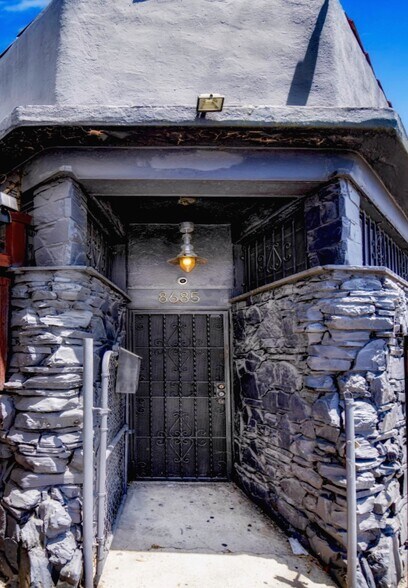 8685 Venice Blvd, Los Angeles, CA à louer - Photo du bâtiment - Image 3 de 9