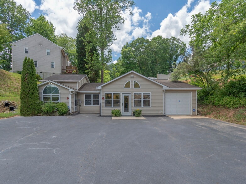 20-24 Park Terrace Dr, Clyde, NC for sale - Building Photo - Image 1 of 27