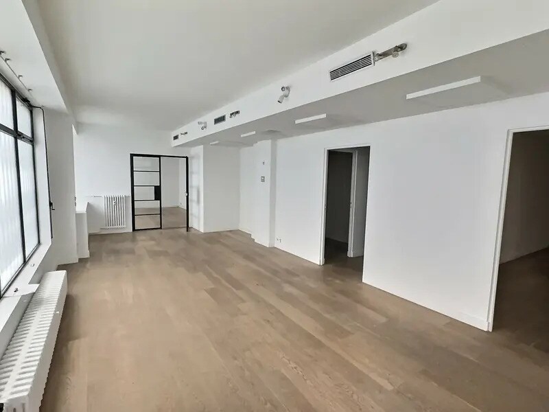 Office in Paris for lease Interior Photo- Image 1 of 11