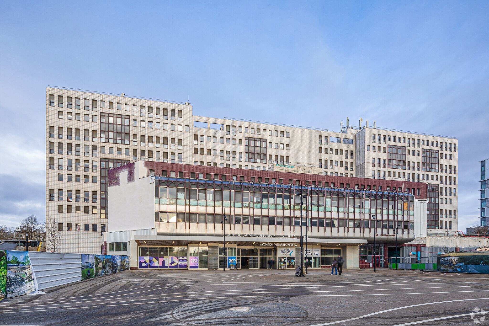 1 Place Charles De Gaulle, Montigny-le-Bretonneux for sale Primary Photo- Image 1 of 6