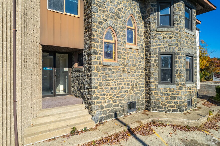 83 S Eagle Rd, Havertown, PA à vendre - Photo du bâtiment - Image 3 de 5