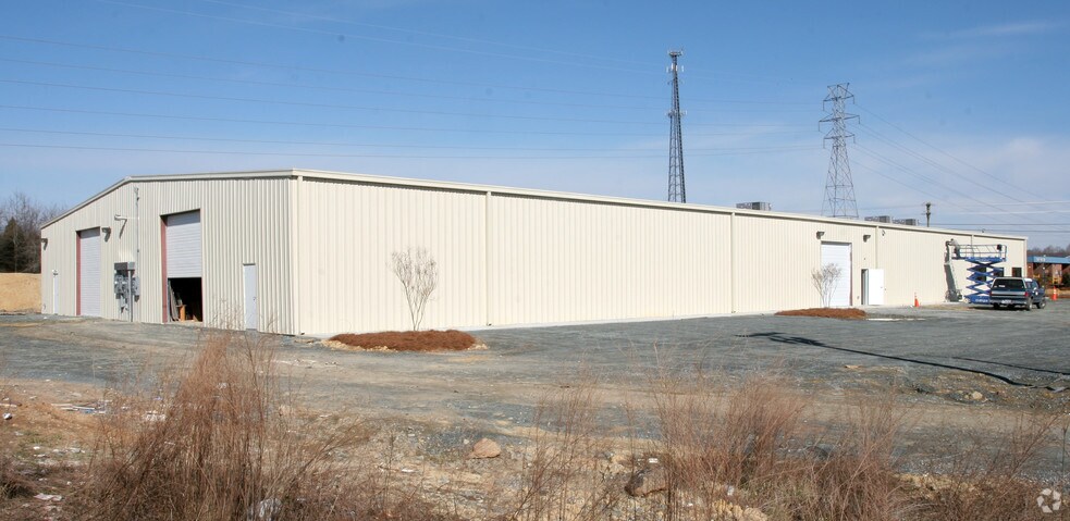 2400 W Clemmonsville Rd, Winston-Salem, NC à louer - Photo du bâtiment - Image 3 de 19
