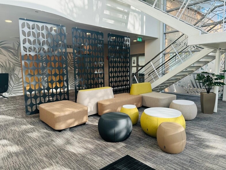 1 Finch Way, Bellshill for lease - Interior Photo - Image 2 of 10