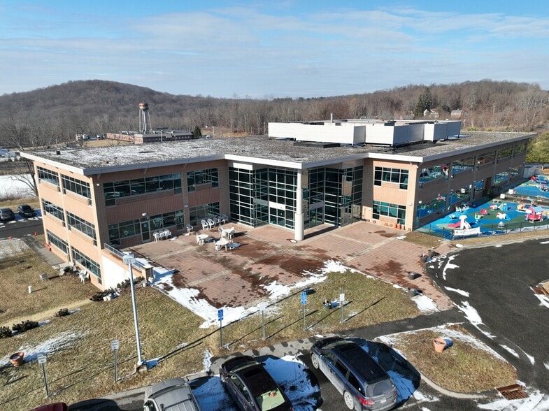 15 Mount Ebo Rd S, Brewster Village, NY à vendre - Photo du bâtiment - Image 3 de 7