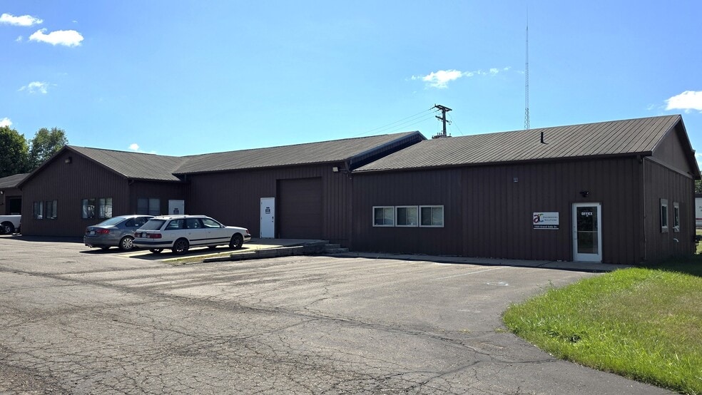 1321-1325 Grand Oaks Dr, Howell, MI for lease - Building Photo - Image 2 of 9