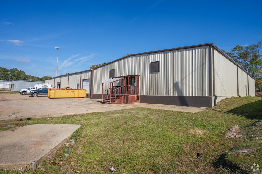 216 Industrial Dr, Ridgeland, MS à vendre - Photo du bâtiment - Image 1 de 18