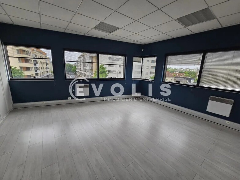 Office in Chilly-Mazarin for lease - Interior Photo - Image 3 of 11