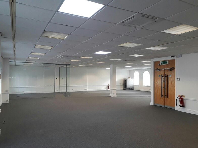 81-83 Victoria Rd, Surbiton for lease - Building Photo - Image 2 of 4