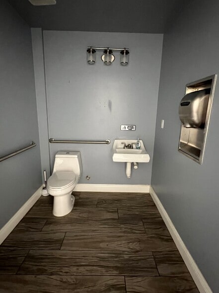 1405 N Congress Ave, Delray Beach, FL for lease - Interior Photo - Image 2 of 11