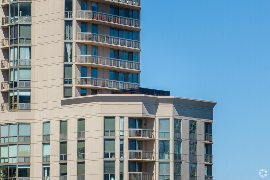 222 N Columbus Dr, Chicago, IL à vendre - Photo du bâtiment - Image 3 de 13