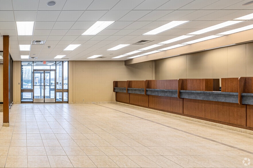 4154 Davison Rd, Burton, MI for sale - Lobby - Image 3 of 17