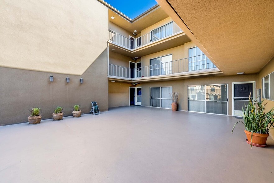 222 Granada Ave, Long Beach, CA à vendre - Photo du bâtiment - Image 3 de 8