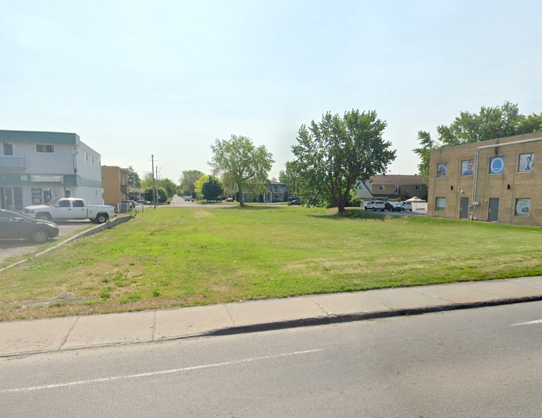 910 Boul Saint-Jean-Baptiste, Mercier, QC à vendre - Photo du bâtiment - Image 2 de 2