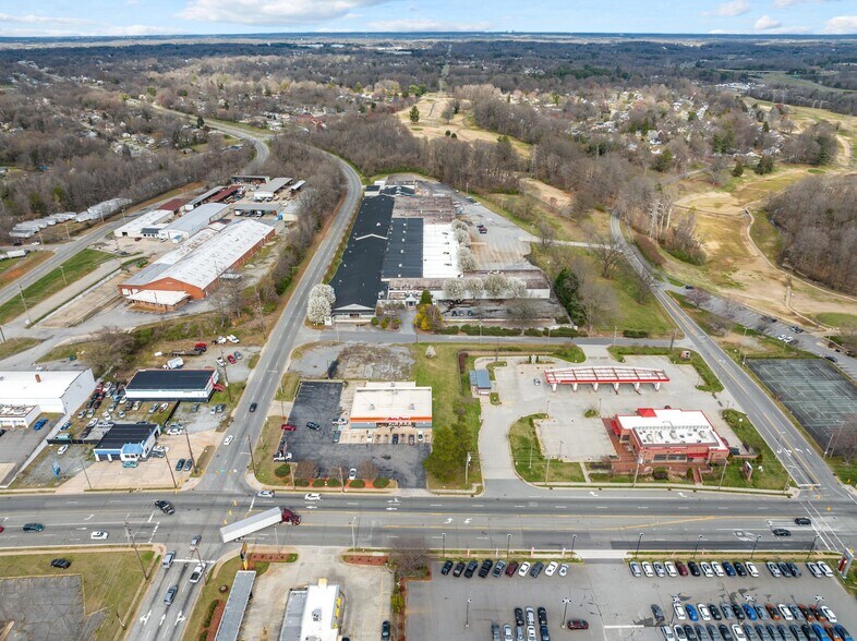 1801 S University Pky, High Point, NC à vendre - Photo du bâtiment - Image 3 de 28