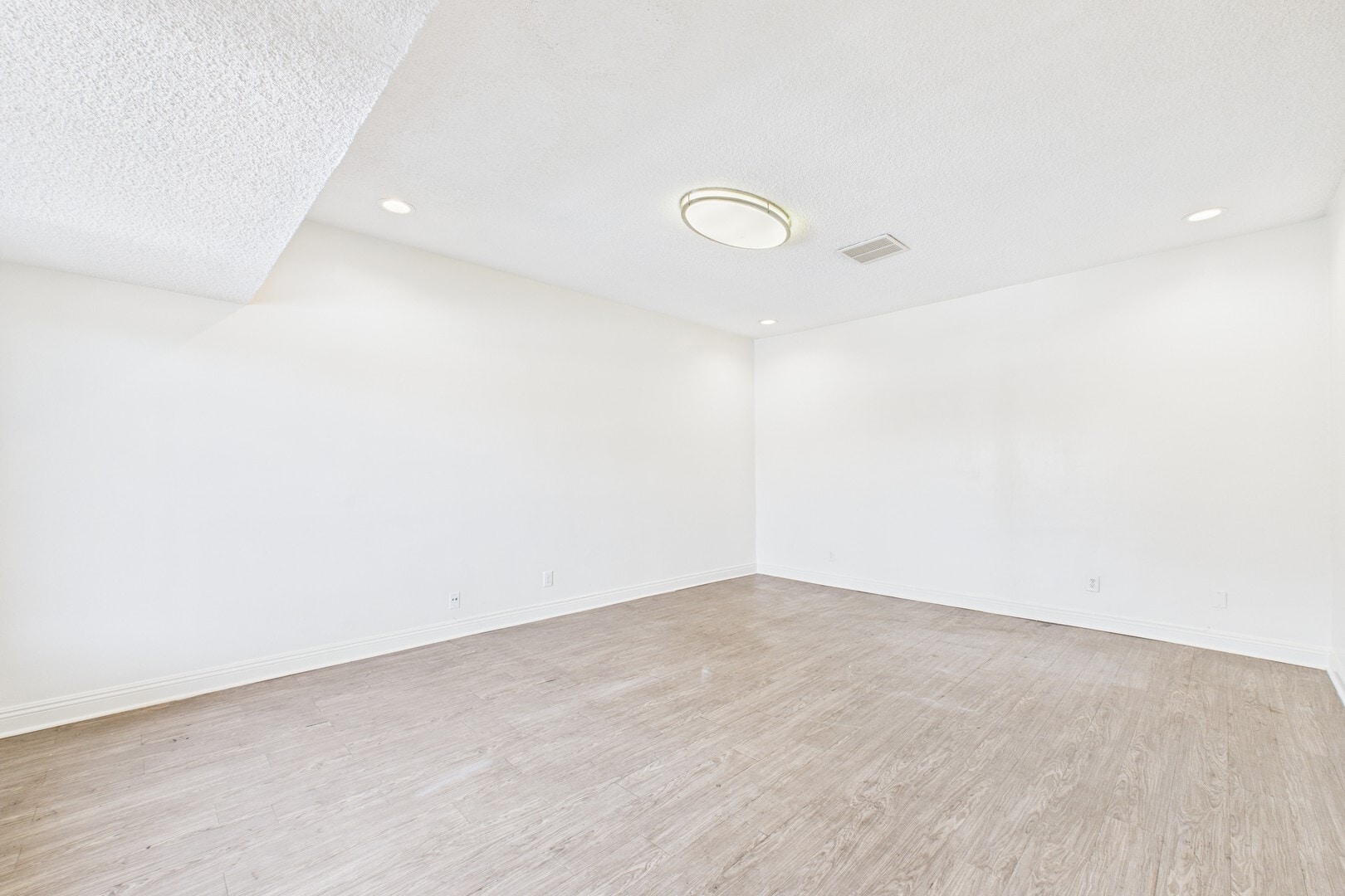 13615 Victory Blvd, Van Nuys, CA for lease Interior Photo- Image 1 of 2