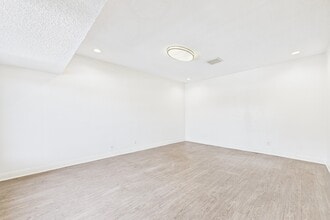 13615 Victory Blvd, Van Nuys, CA for lease Interior Photo- Image 1 of 2