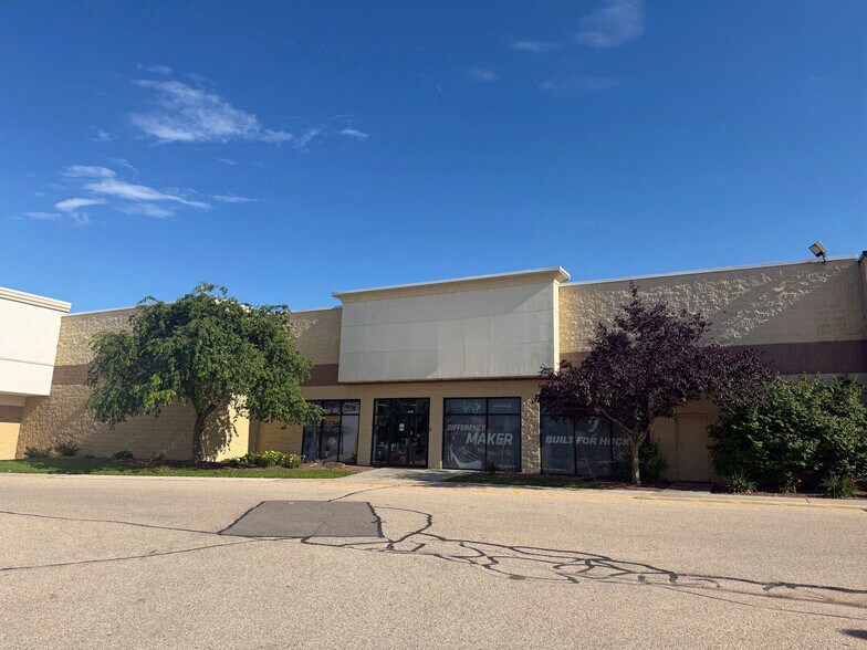 2301-2356 W Broadway, Monona, WI à louer - Photo du bâtiment - Image 2 de 2