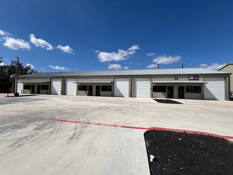 2711 Daisy Dr, Austin, TX for lease - Building Photo - Image 3 of 14